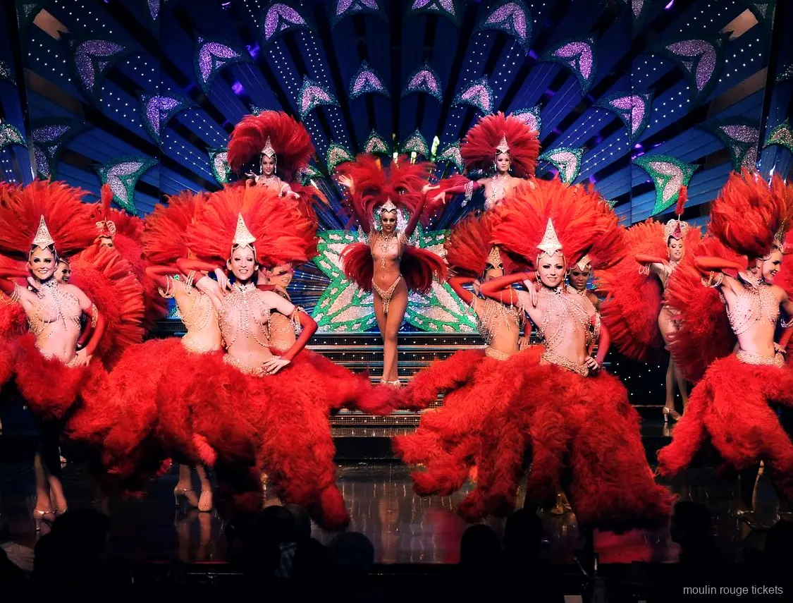 Ballerine con piume rosse e copricapi scintillanti sul palco, la rivista che vedi con i biglietti Moulin Rouge