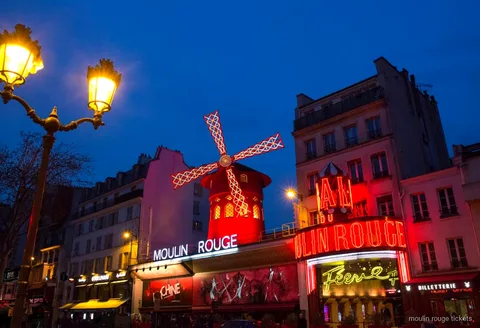 Biglietti Moulin Rouge con champagne e trasporto in pullman di ritorno a Parigi