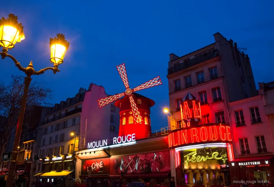 Biglietti Moulin Rouge con champagne e trasporto in pullman di ritorno a Parigi