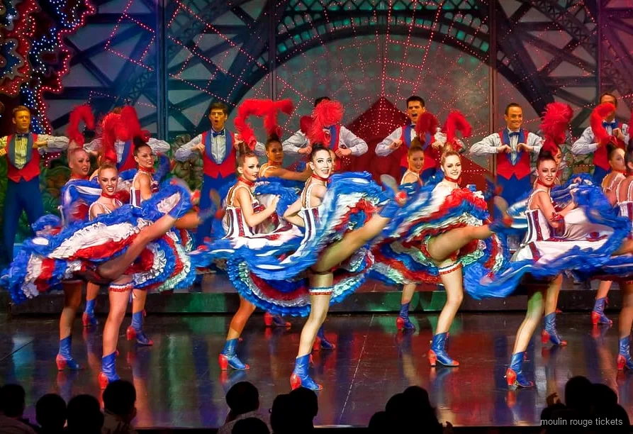 Bilhetes Moulin Rouge com champanhe servido em mesa de cabaré em Paris