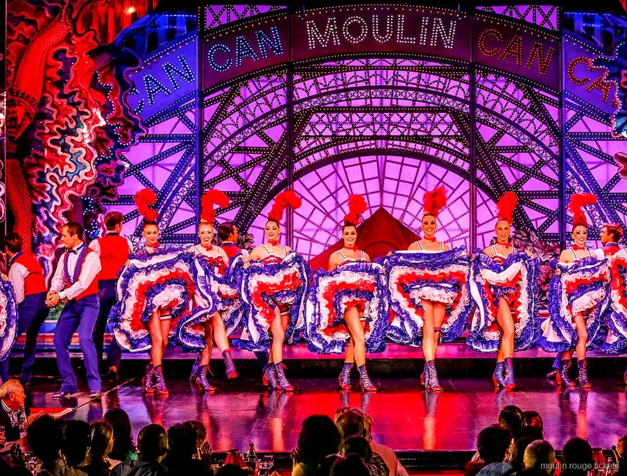 Cancan-dansere i flæsenederdele foran Moulin Can Can-skiltet på scenen, showet med Moulin Rouge billetter