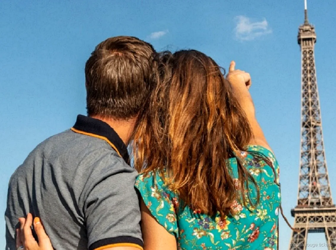 Mavi gökyüzü altında Eyfel Kulesi'ni gösteren arkadan görünen çift, Moulin Rouge biletleri ile Paris günü
