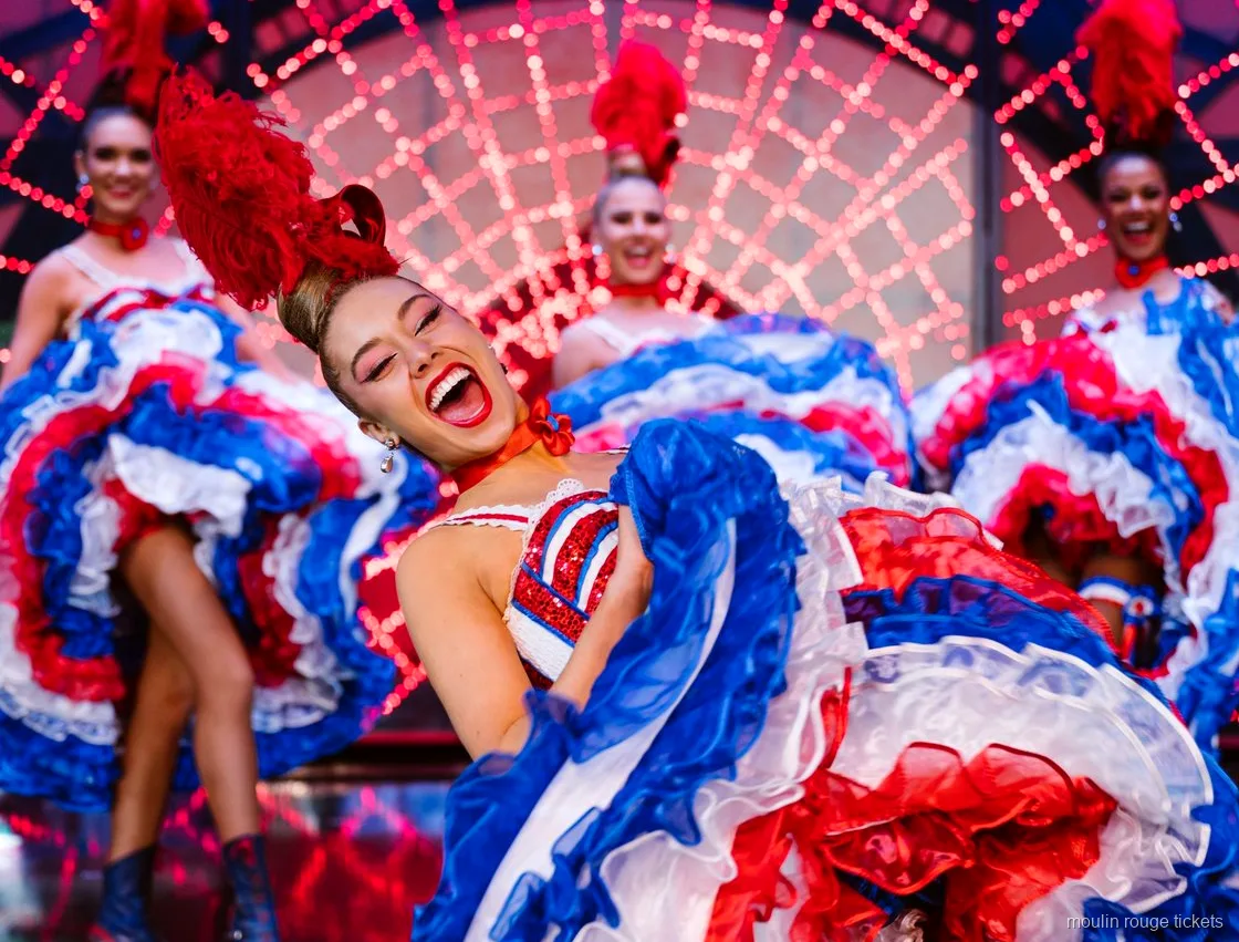 Lachende Cancan-Tänzerin mit rot-weiß-blauem Rüschenrock, Moulin Rouge Dinner Show Tickets