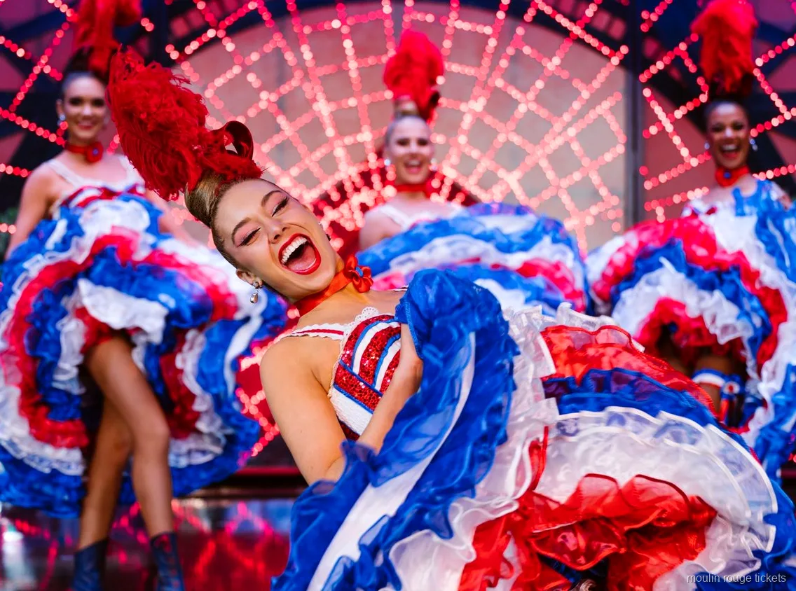 Lachende cancandanseres met rood, wit en blauw ruches rok, Moulin Rouge dinner show kaarten