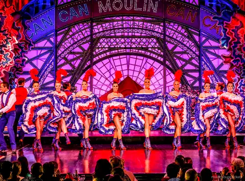 Cancandanser i spagathop med blå flæsenederdel og partner, Moulin Rouge dinner show-billetter