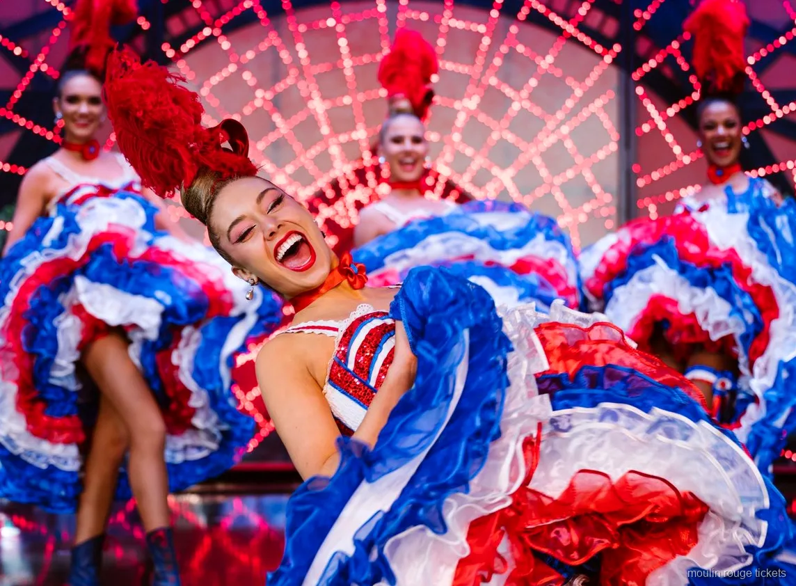 Leende cancandanser med rød, hvid og blå flæsenederdel, Moulin Rouge dinner show-billetter