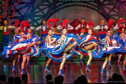 Moulin Rouge show-billetter med champagneservering ved et kabaretbord i Paris