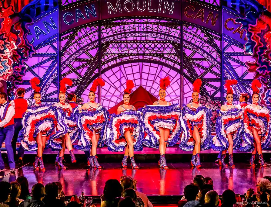 French Cancan-række i trikolore skørter under det oplyste Moulin-skilt, Moulin Rouge billetter