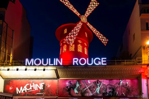 Paris'te şampanya ve dönüş transferiyle Moulin Rouge yemekli gösteri bileti