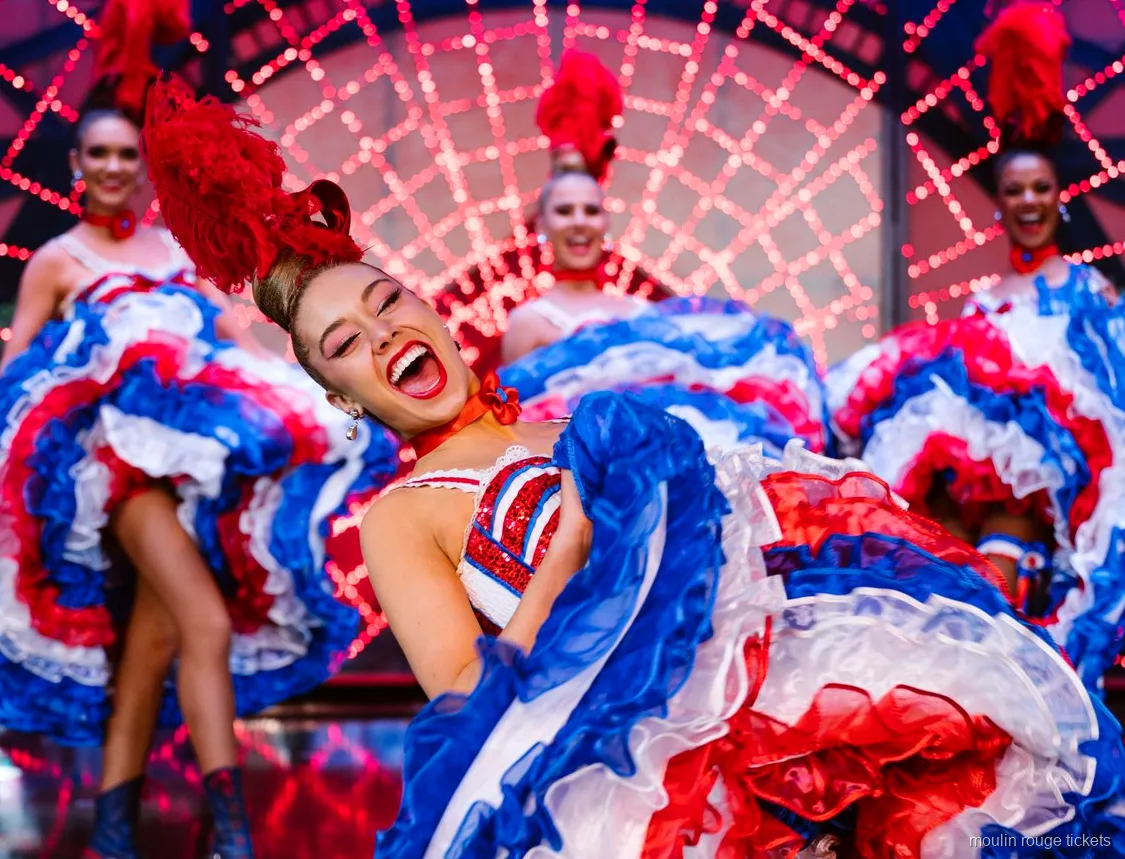 Kırmızı, beyaz ve mavi fırfırlı eteğini kaldıran gülen kankan dansçısı, Moulin Rouge yemekli gösteri bileti