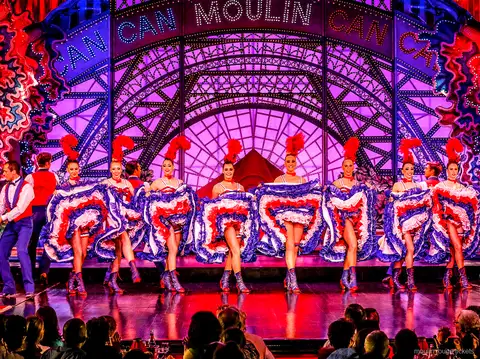 Mavi fırfırlı eteğiyle partneriyle havada spagat yapan kankan dansçısı, Moulin Rouge yemekli gösteri bileti