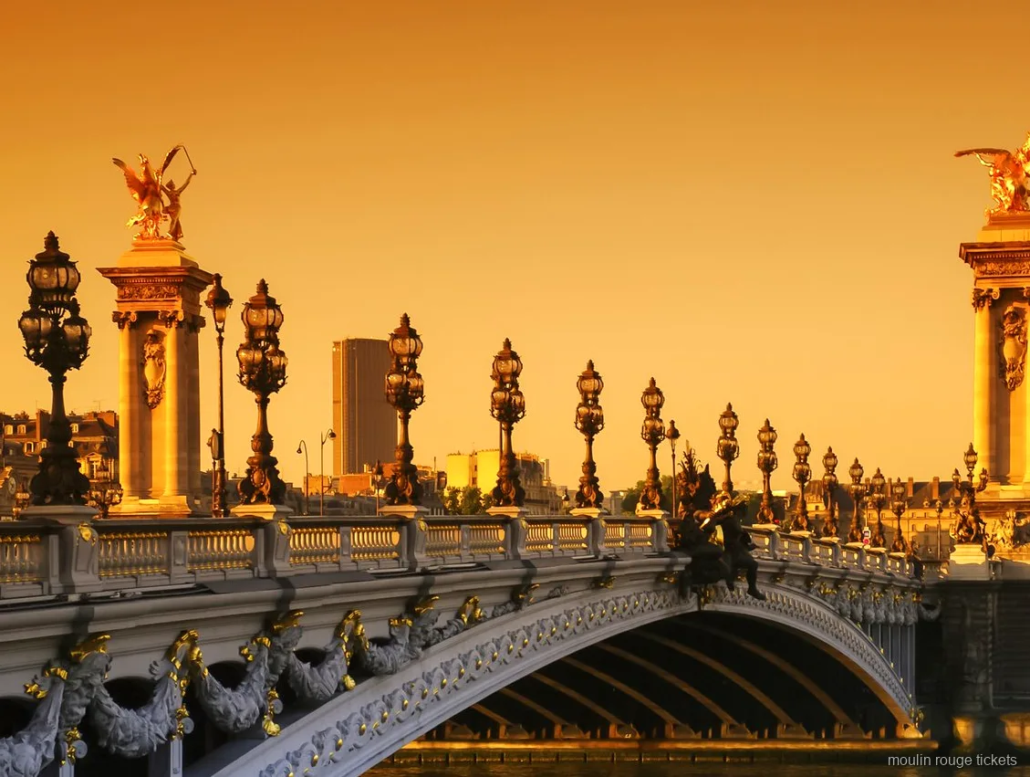 Pont Alexandre III med forgyldte statuer og udsmykkede lygter i solnedgang, udsigt på turen med Moulin Rouge billetter