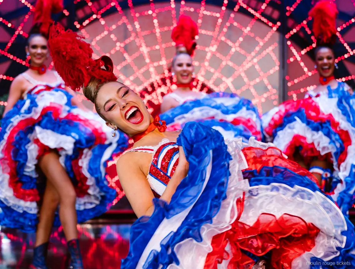 Ballarina de cancan rient amb faldilla de volants vermella, blanca i blava, sopar espectacle Moulin Rouge