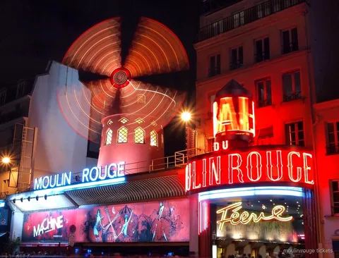 Tour nocturn en autocar per Paris combinat amb entrades al Moulin Rouge