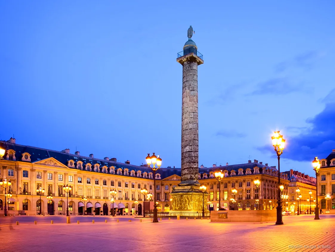 Plaza Vendôme al anochecer con su columna y farolas encendidas, parada del tour con entradas Moulin Rouge