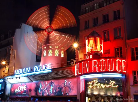 Tour serale in pullman di Parigi combinato con biglietti spettacolo al Moulin Rouge